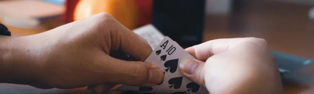 Online blackjack vs. live blackjack – hvad skal du vælge?